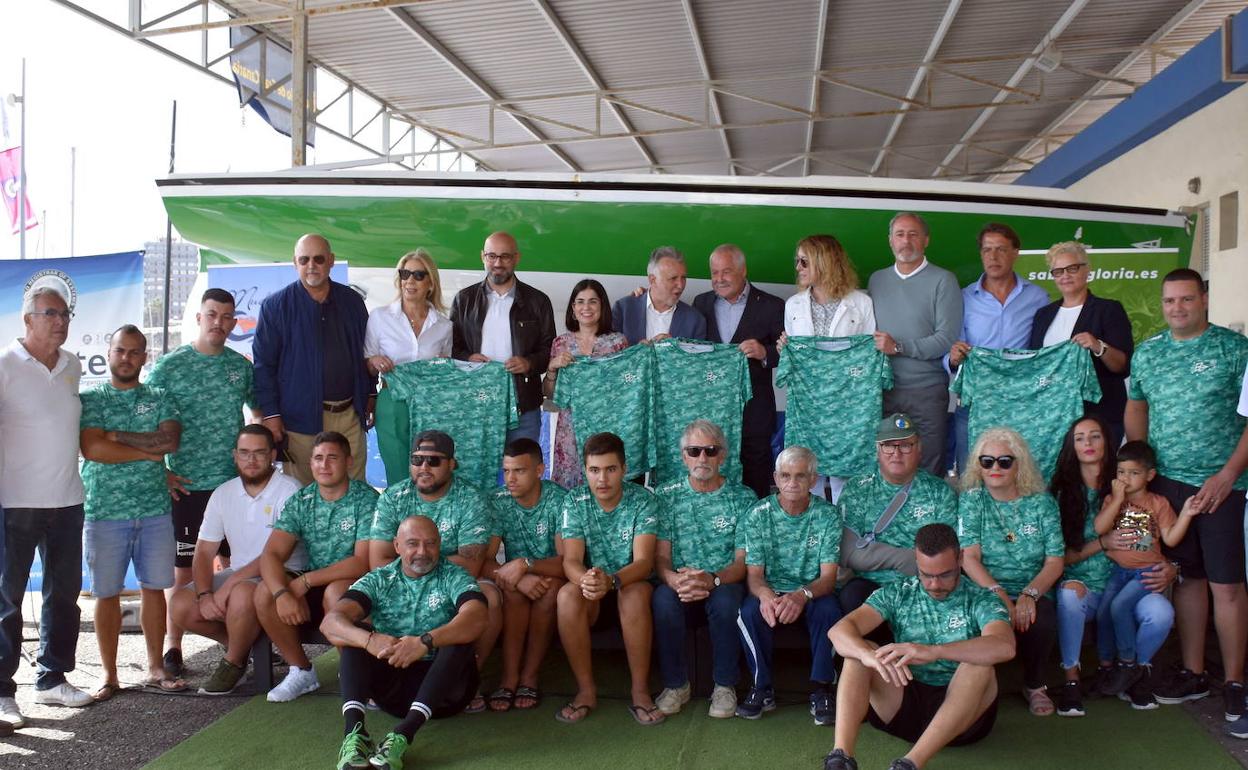 La familia del Porteño posa con Darias y Torres. 