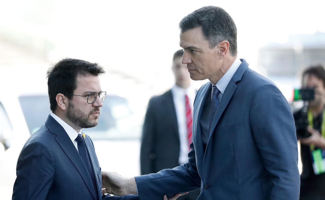El presidente de la Generalitat, Pere Aragonès (i) saluda al presidente del Gobierno, Pedro Sánchez (d) a su llegada el viernes a la última jornada de la Reunión del Cercle d'Economia.