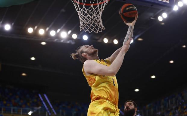 Balcerowski anota durante un lance del partido ante el Valencia Basket en el Arena. 