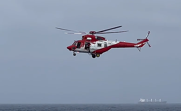 Rescatan a una persona que cayó al mar en el Puerto de La Luz
