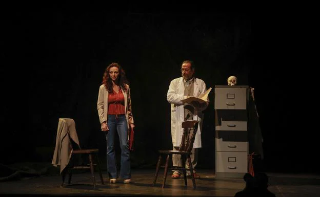 Nuhr Jojo y Miguel Ángel Maciel, en la piel de Benet y el doctor Garay, en el ensayo de ayer de 'El jardín quemado', en el teatro Cuyás. 
