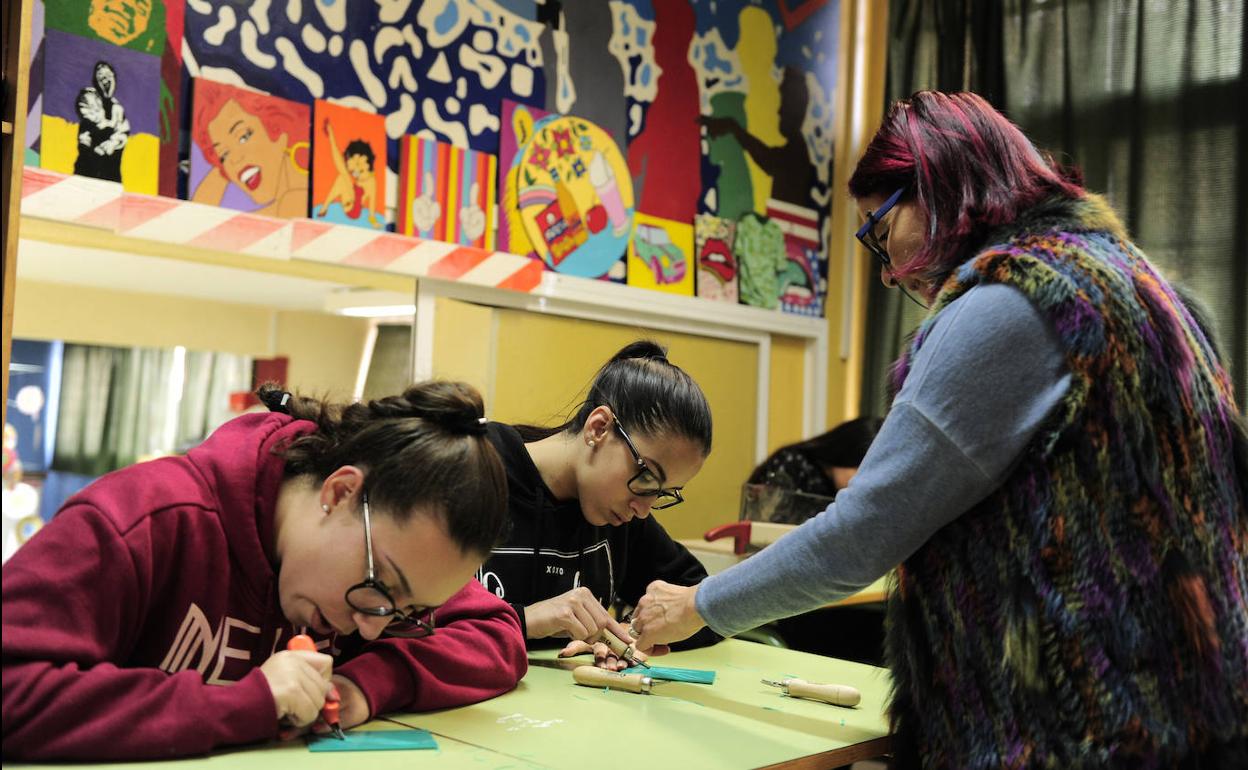 Imagen de archivo de la presentación del programa Artistas en los centros. 