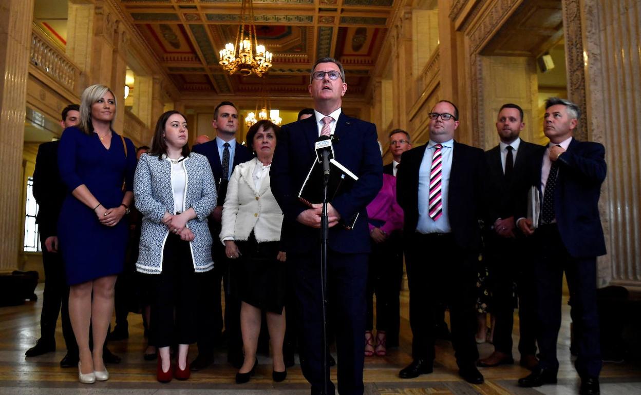 El líder del Partido Democrático Unionista (DUP), sir Jeffrey Donaldson, durante una rueda de prensa este lunes.