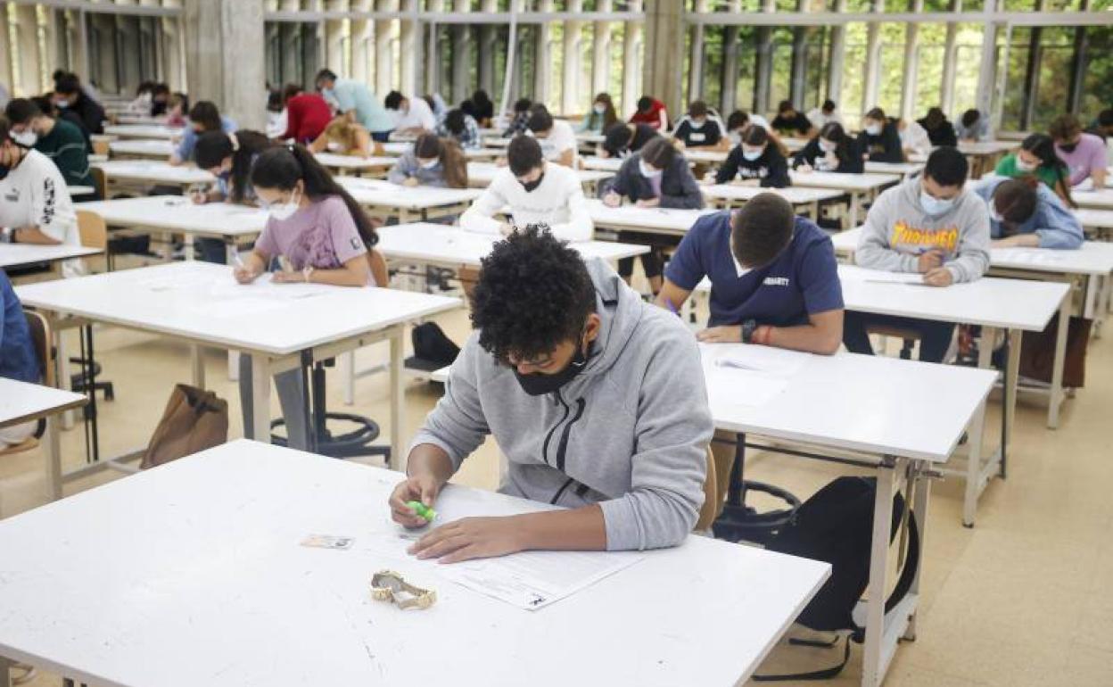 Los estudiantes de familias con menos ingresos no pagarán la EBAU