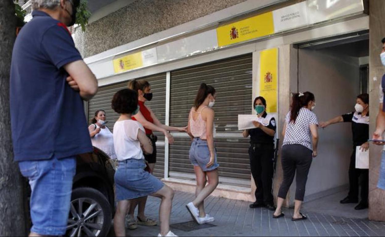 Ayuda extra del SEPE de 460 euros: qué desempleados pueden pedirla este 2022