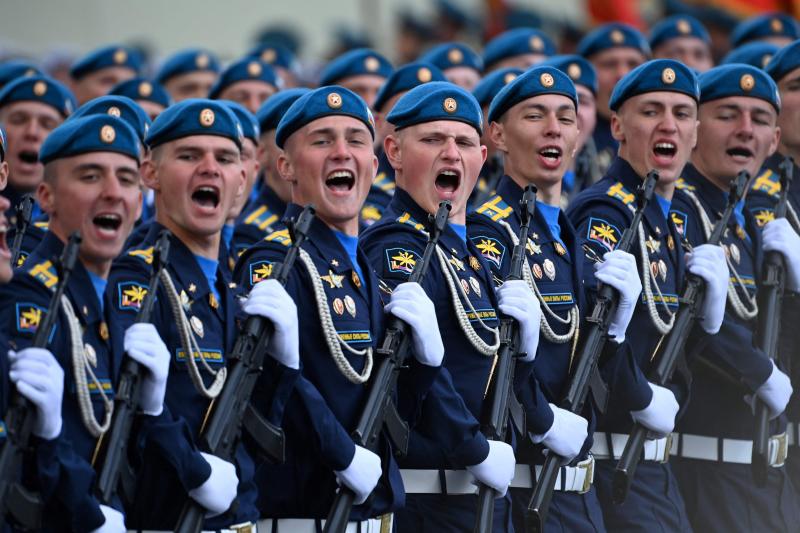 Varios militares desfilan en Moscú, en la celebración del Dïa de la Victoria.