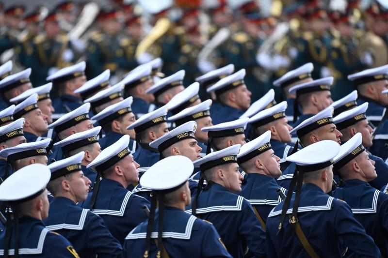 Varios militares de la armada rusa, durante el desfile del Día de la Victoria.