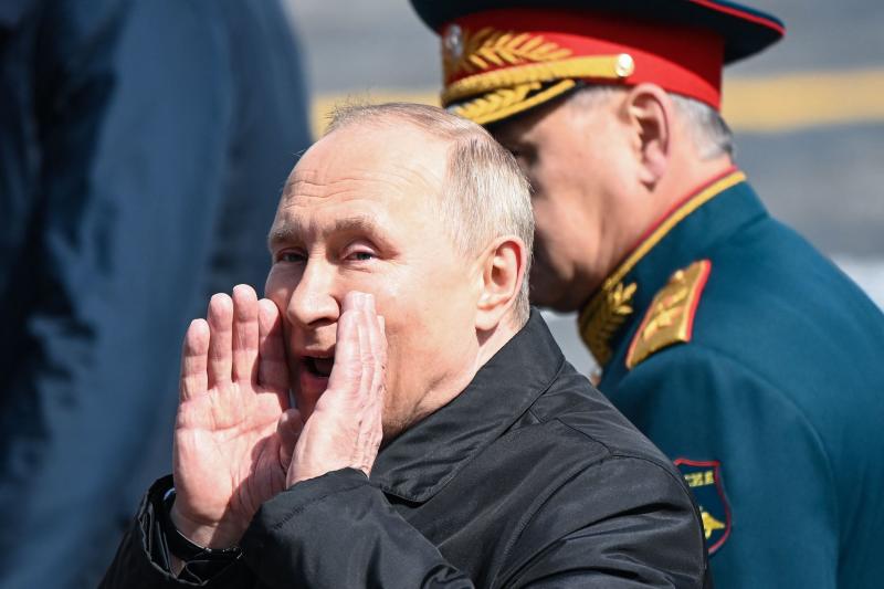 Vladímir Putin, bromea durante el defile del Día de la Victoria. 
