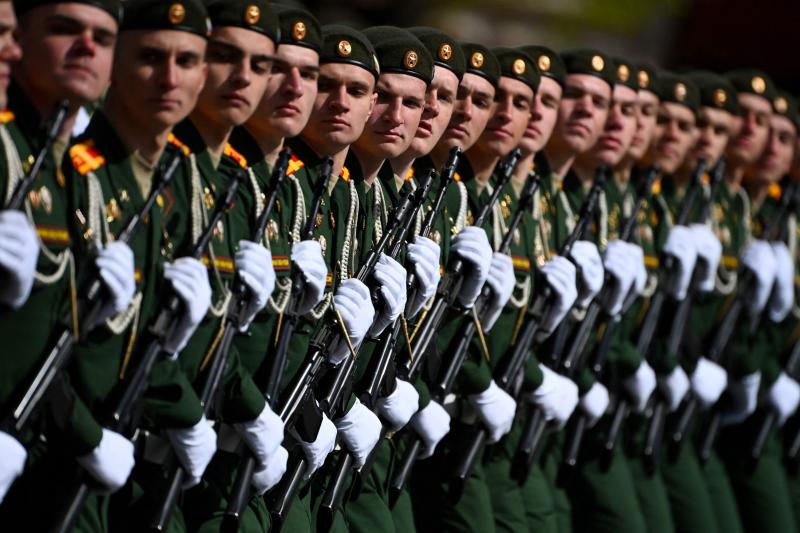Militares rusos, desfilan en la Plaza Roja de Moscú en el Día de la Victoria. 