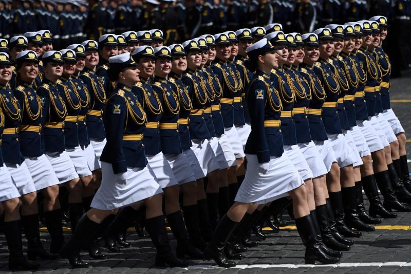 Varias mujeres del ejército ruso, desfilando en la Plaza Roja de Moscú. 