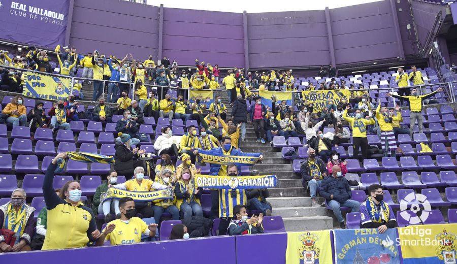Aficionados de la UD Las Palmas en las gradas del estadio José Zorrilla de Valladolid 