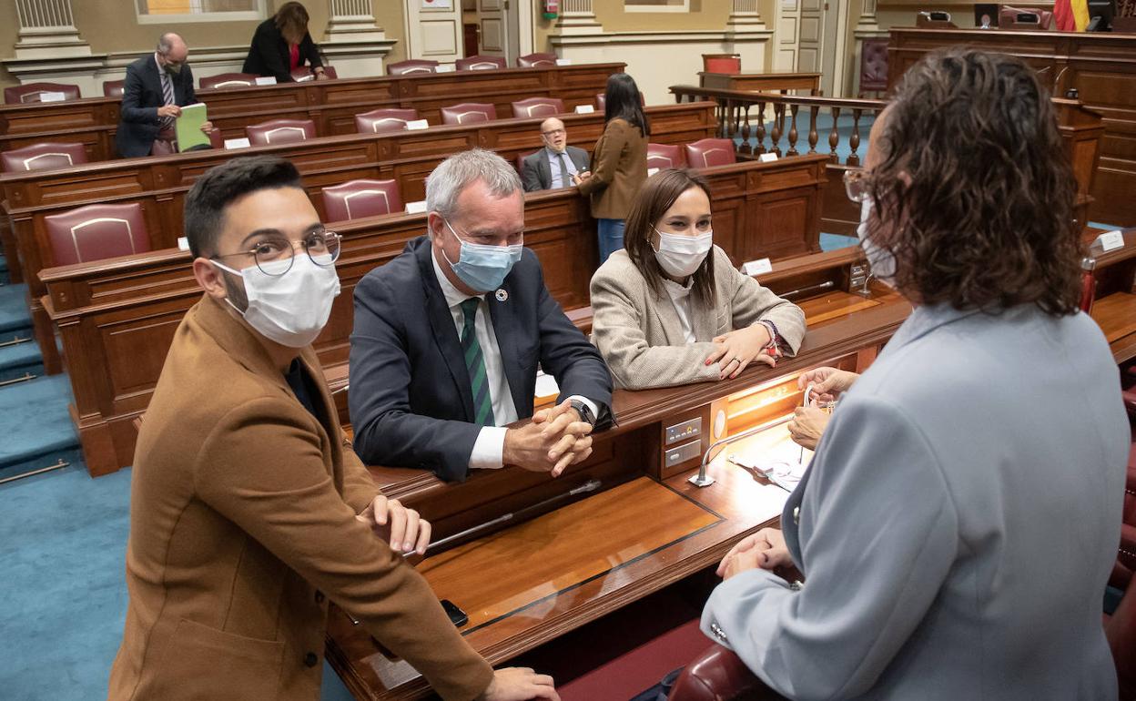 Sebastián Franquis (c) con diputados socialistas en foto de archivo. 