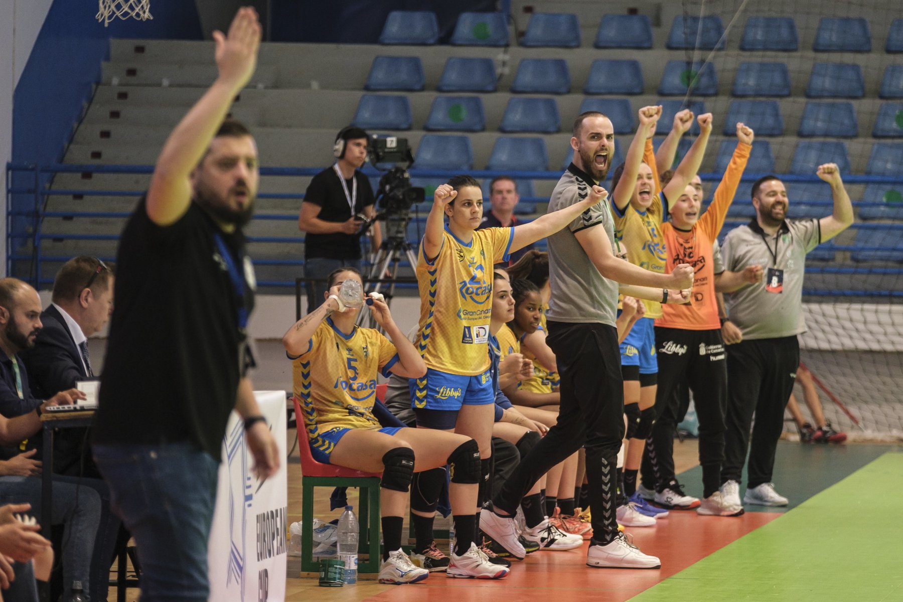 Las jugadoras y el entrenador del Rocasa Gran Canaria celebran un gol durante el partido de ida. 