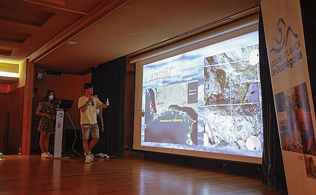 Uno de los grupos durante la exposición. 