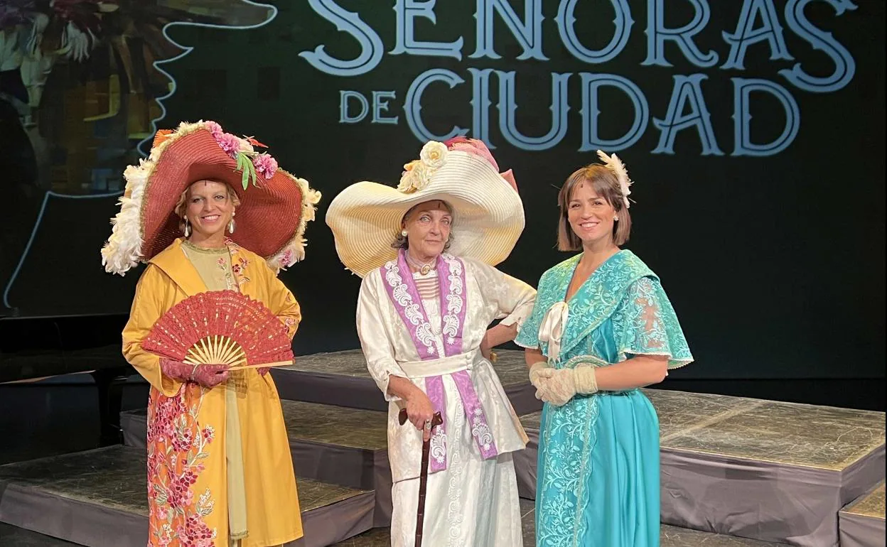 De izquierda a derecha, ya caracterizadas para la obra, Hermi Orihuela, Marga Arnau y Thania Gil. 