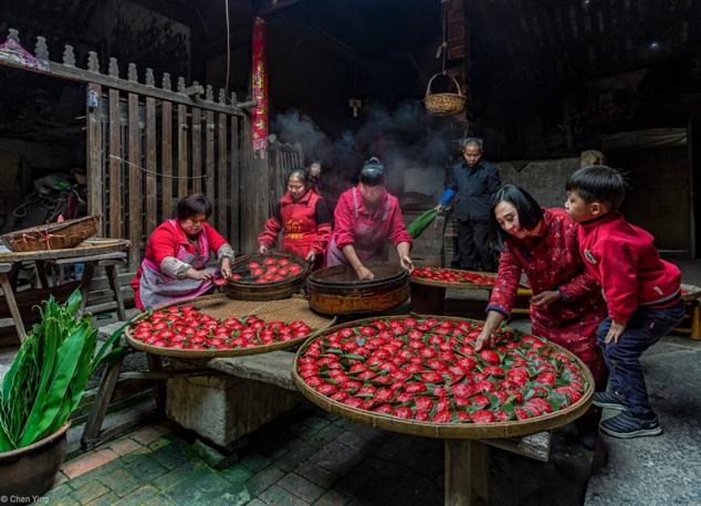 Esta imagen tomada en una pequeña granja china se ha llevado el premio Taittinger en la categoría de comida para celebración. La firma Chen Ying, se titula 'Traditional Skill' y muestra a una familia reunida para preparar las tradicionales albóndigas rellenas de arroz que auguran prosperidad para el Año Nuevo.