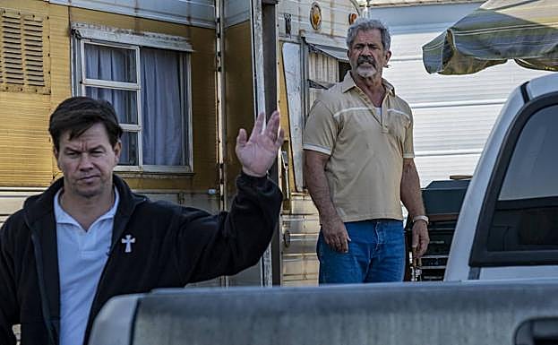 Mark Wahlberg y Mel Gibson en 'El milagro del Padre Stu'.