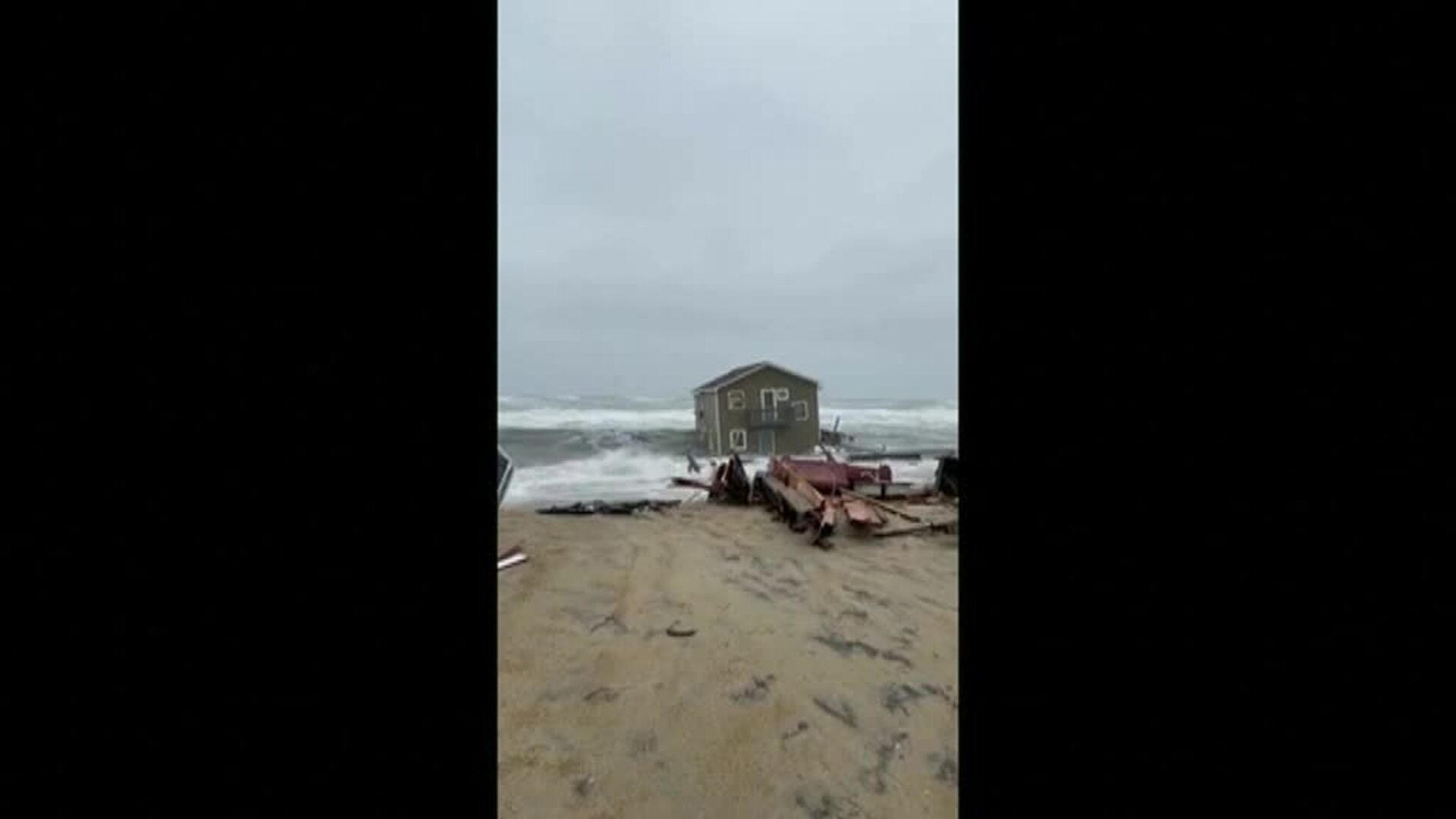 El mar se traga una casa construida sobre la arena en una isla en Carolina del Norte