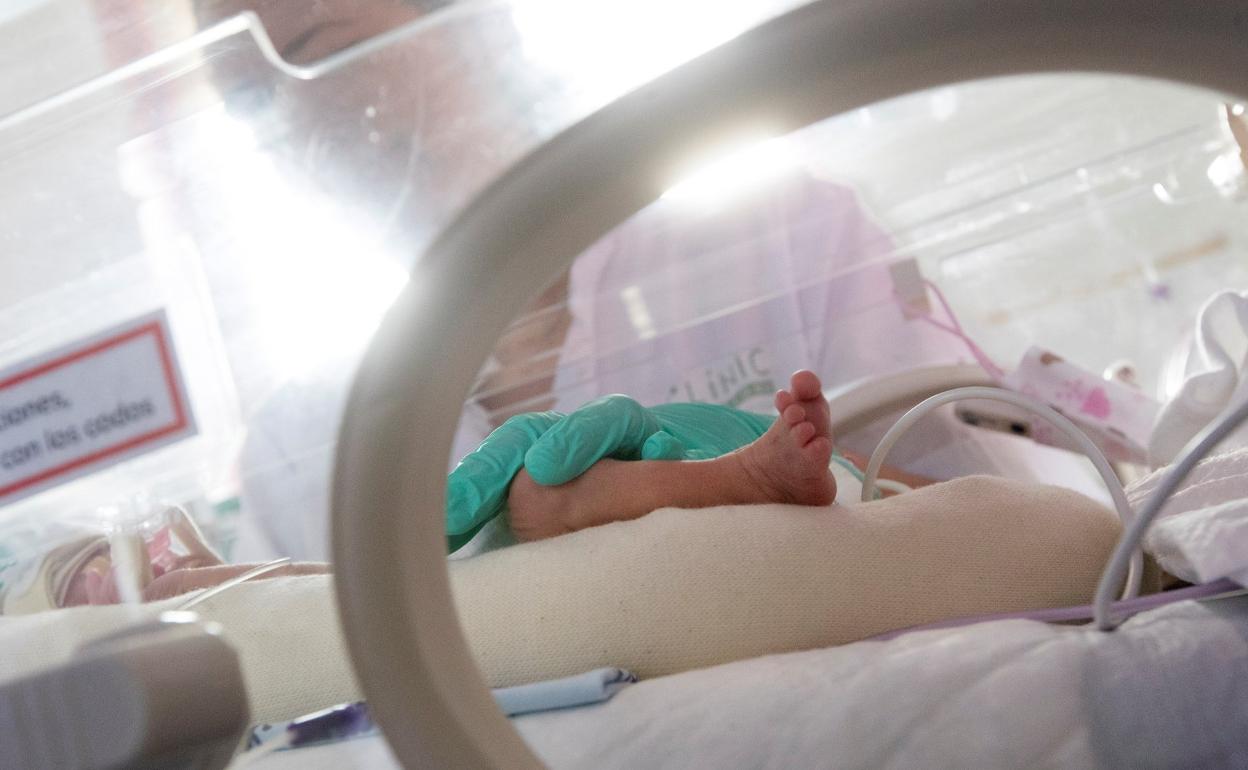 Una enfermera atiende a un bebé. 