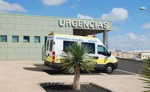 Ambulancia en Urgencias del Hospital Doctor José Molina Orosa. 