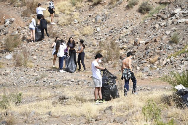 Fotos: Alumnado del IES Josefina de la Torre le dan una batida al barranco del Polvo