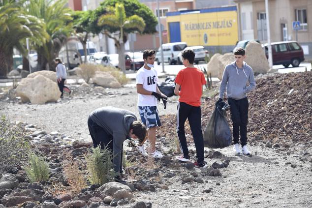 Fotos: Alumnado del IES Josefina de la Torre le dan una batida al barranco del Polvo