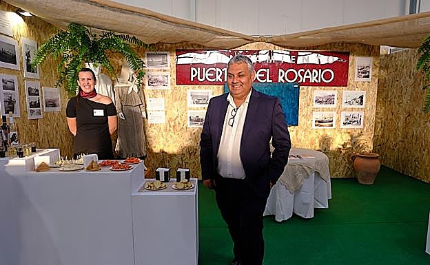 El alcalde Juan Jiménez, en el expositor de Puerto del Rosario en Feaga 2022. 