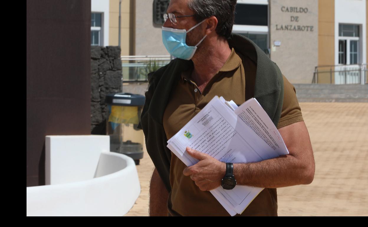 Pedro San Ginés, saliendo del Cabildo el 28 de marzo, con la citación de la UCO de la Guardia Civil. 