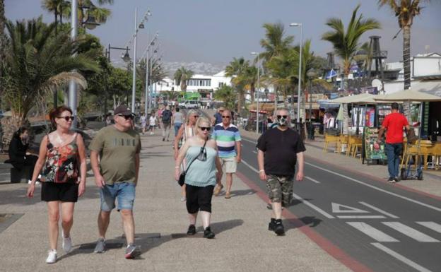 Un grupo de turistas pasea por las calles de Puerto del Carmen, en Lanzarote. 