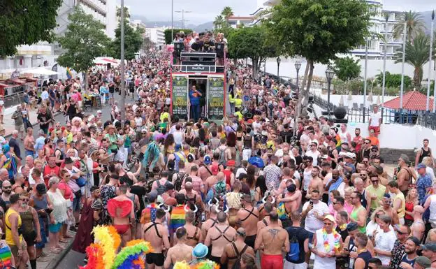 Participantes en el desfile de Maspalomas a la altura del Hotel Riu de Playa del Inglés. 