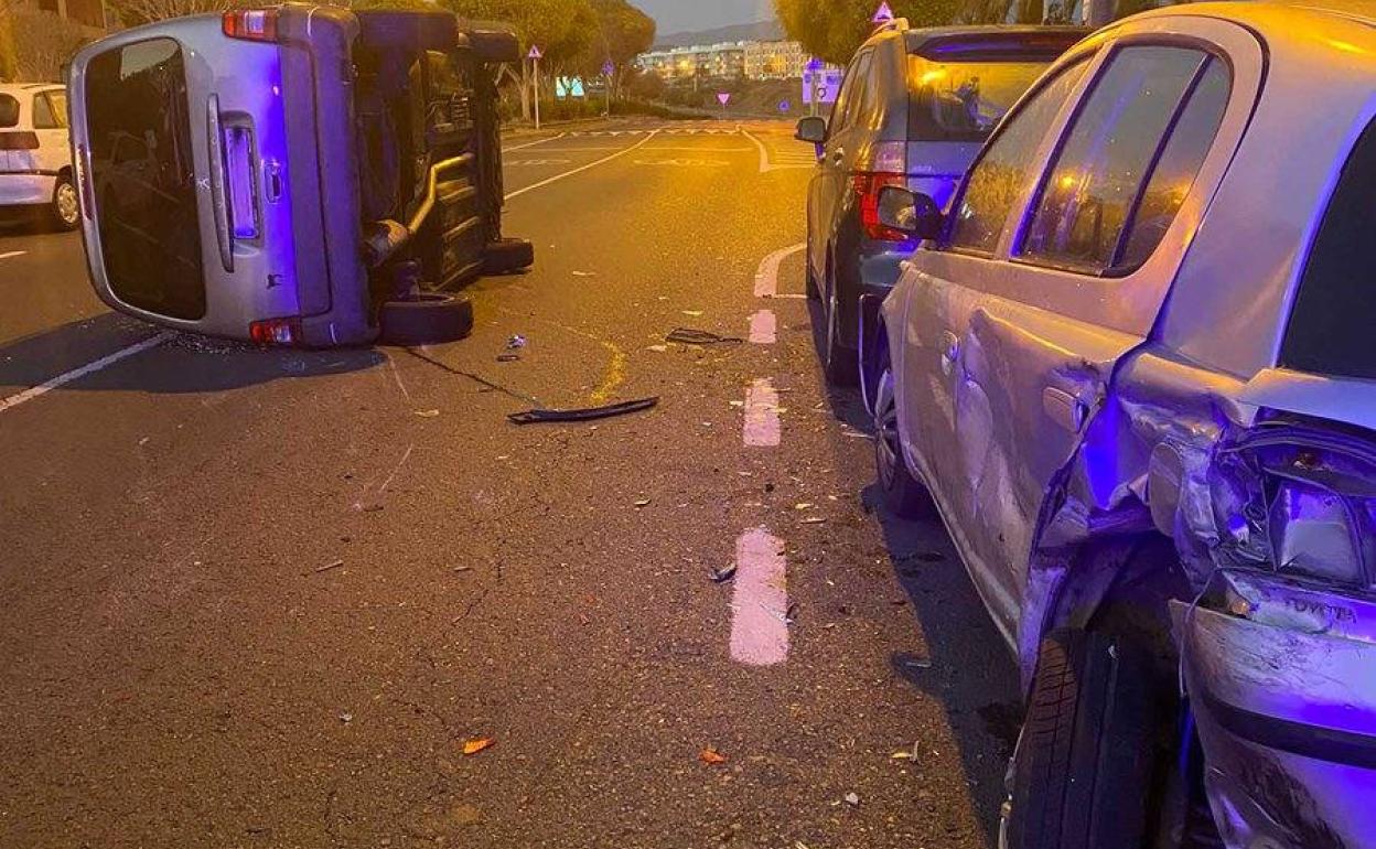 Un vuelco y tres vehículos implicados en Felo Monzón