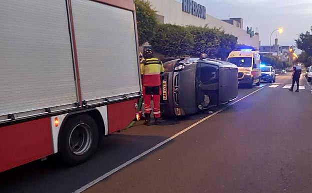 Imagen principal - Un vuelco y tres vehículos implicados en Felo Monzón