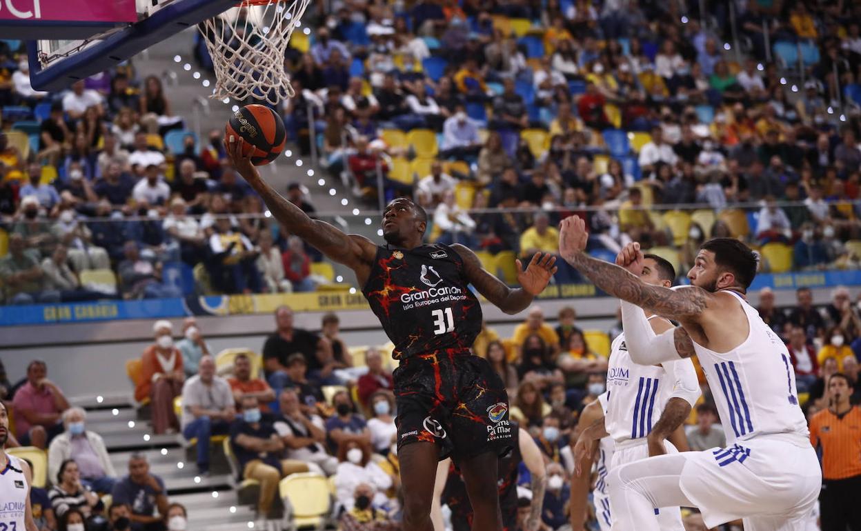 El exterior canadiense del Granca, Dylan Ennis, anota en el partido contra el Real Madrid. 