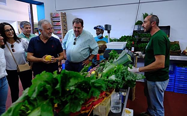El presidente charla con uno de los agricultores que participa en Feaga. 