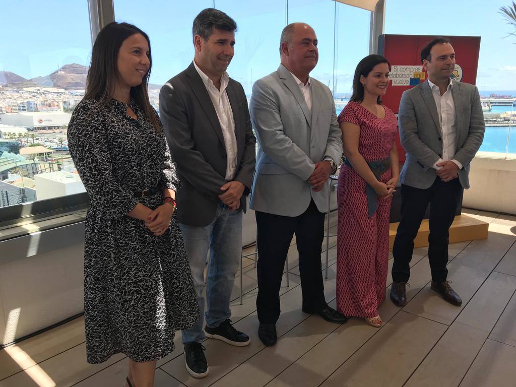 El presidente de Asinca, en el centro, junto a la consejera Yaiza Castilla, y el vicepresidente de los industriales (dcha). A la izquierda la viceconsejera y el director de Industria.