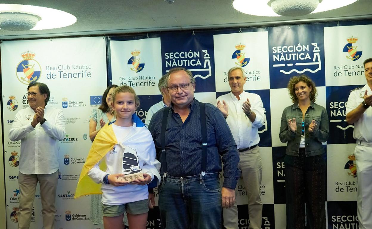 Carla Lorenzo posa sonriente con la bandera de Canarias. 