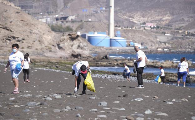 Voluntarios hacen una parada a la contaminación marina en Bocabarranco