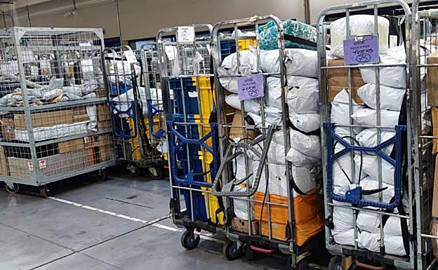 La imagen, tomada el lunes en un centro de Las Palmas, muestra el cúmulo de paquetes. Algunas jaulas llevan el cartel 'más viejo' por su retraso. 