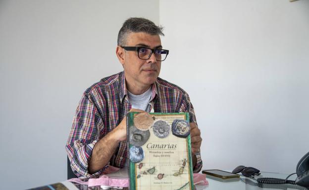 Santiago Medina Gil con un ejemplar de su libro durante la entrevista. 