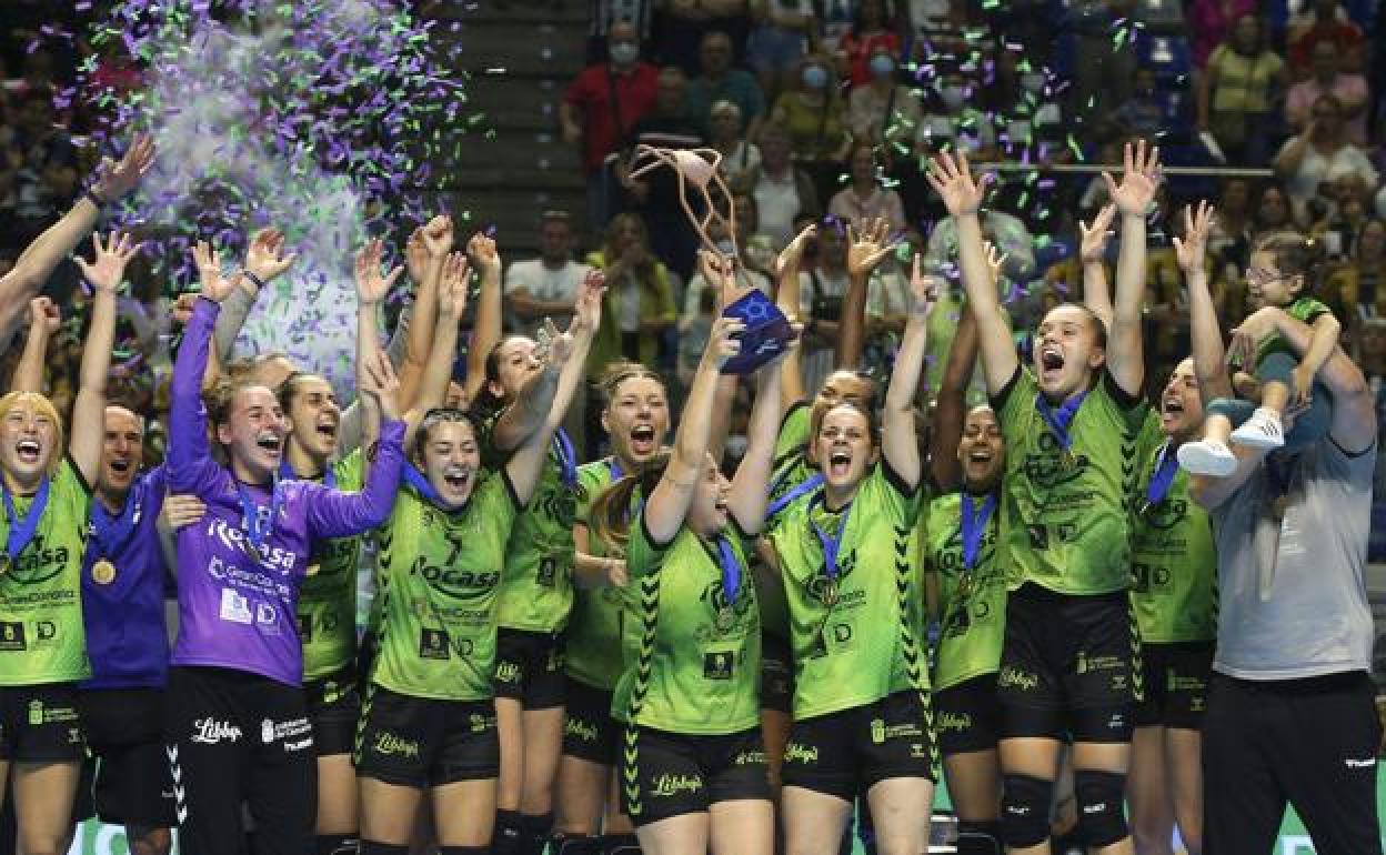 Así celebró el Rocasa el título en Málaga. 