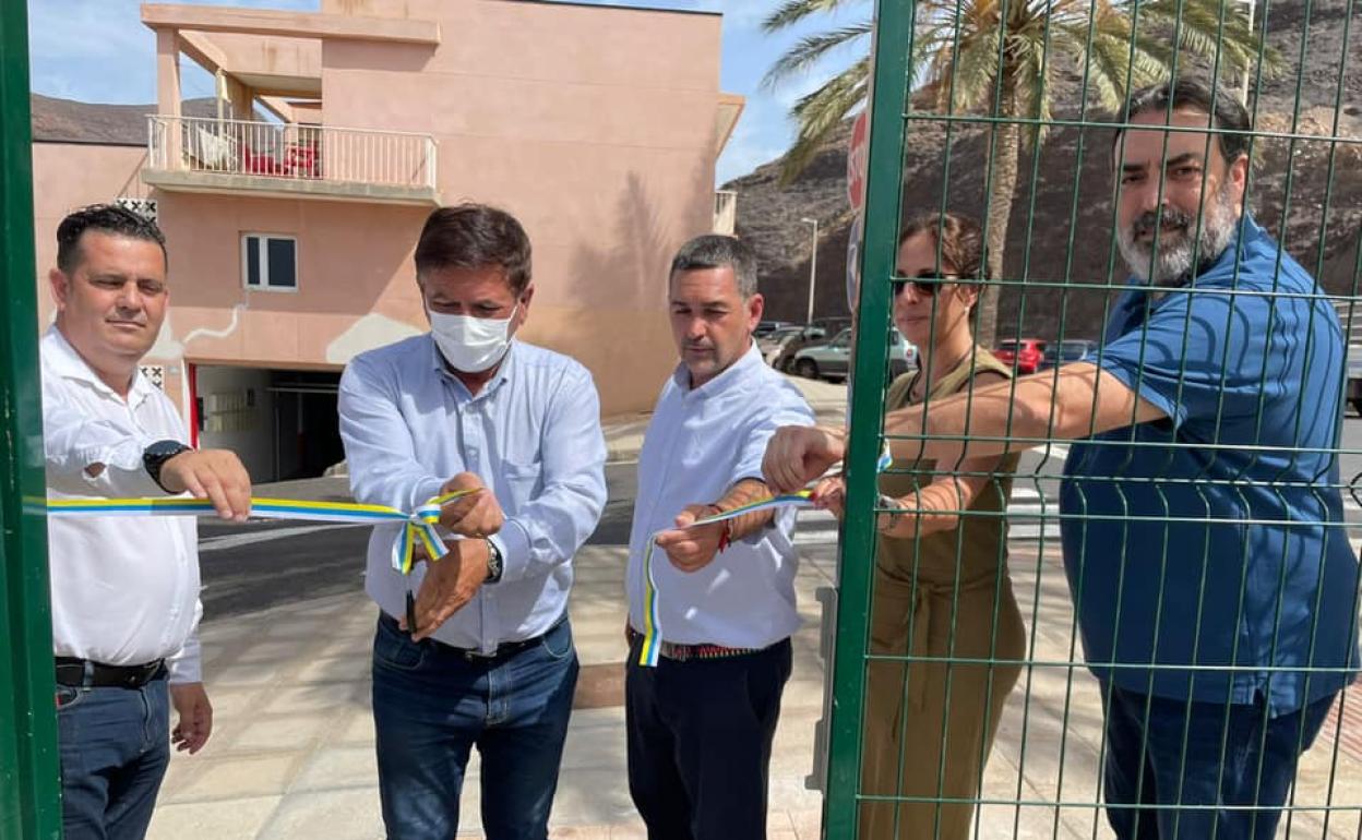 El alcalde Pedro Armas corta la cinta del segundo parque canino de Morro Jable. 