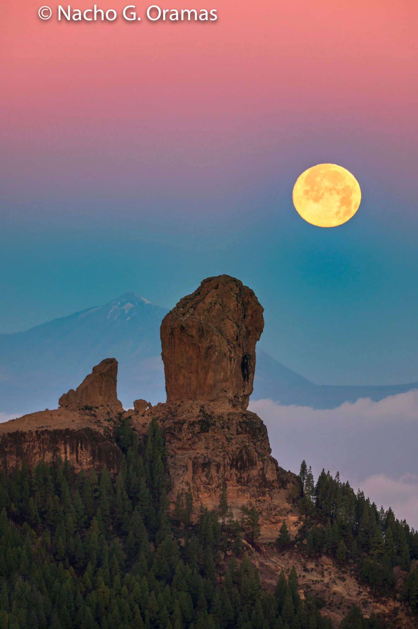 La Luna llena de febrero, al amanecer, alineada con el Roque Nublo y el Pico Teide. Foto tomada en los alrededores del Roque del Campanario (San Bartolomé de Tirajana).