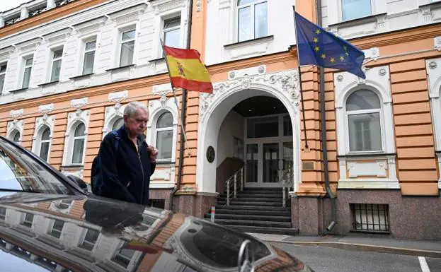 Un hombre camina frente al edificio que alberga la Embajada española en Moscú.