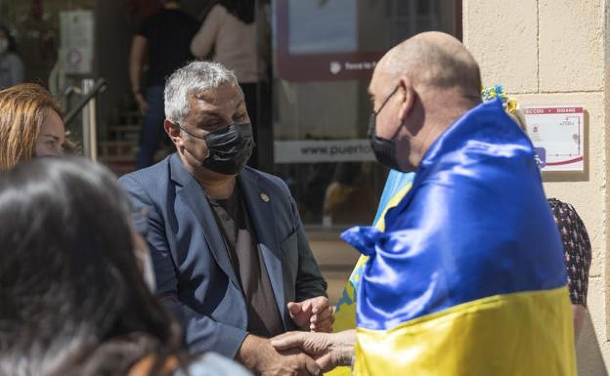 El alcalde Juan Jiménez saluda al ucraniano Oleg Lisovskyy, residente en Fuerteventura desde hace 22 años que acogió a cinco miembros de su familia nada más empezar la guerra. 