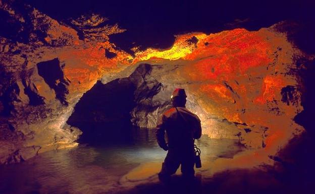nterior de la Cueva del Lloviu, cerca del pueblo de Peón, en el concejo de Villaviciosa en Asturias.