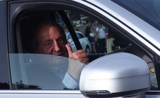 Juan Carlos I saluda a los medios gráficos a su llegada a España.