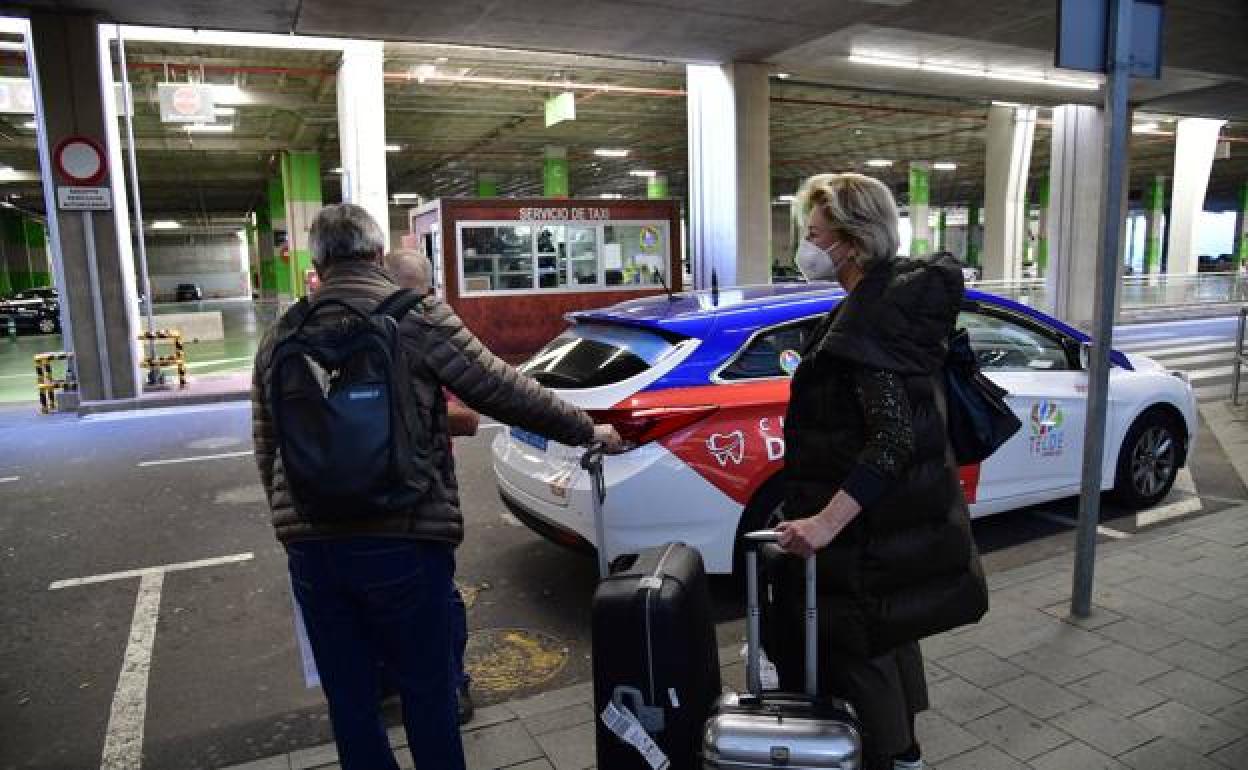 Una pareja espera su turno para coger un taxi en el Aeropuerto de Gran Canaria. 