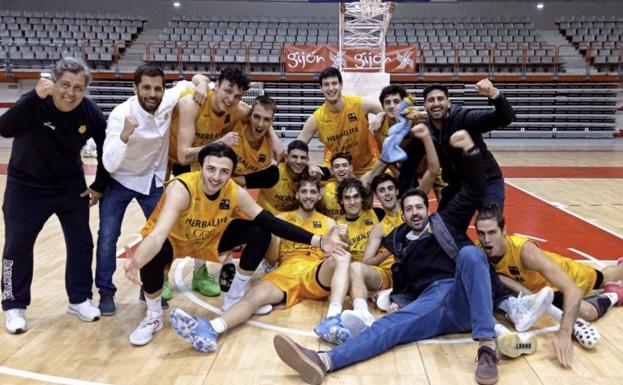 El cuerpo técnico y los jugadores del filial amarillo celebran la permanencia. 