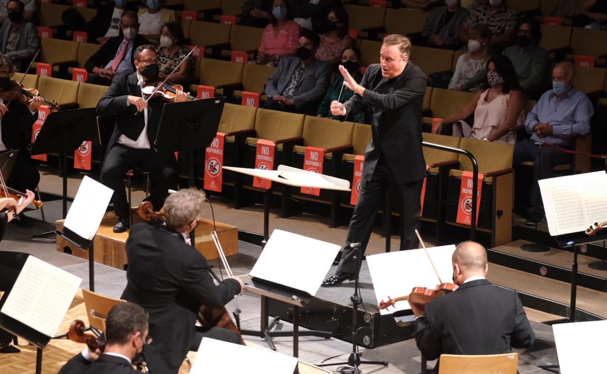 El británico Karel Mark Chichon, durante un concierto con la OFGC, de la que es director titular y artístico. 