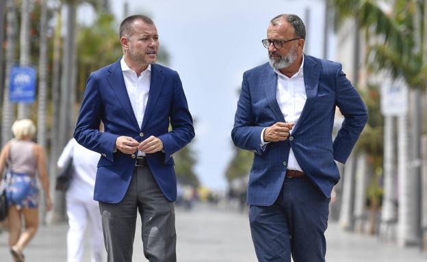 Otro momento del encuentro entre los dos alcaldes. 